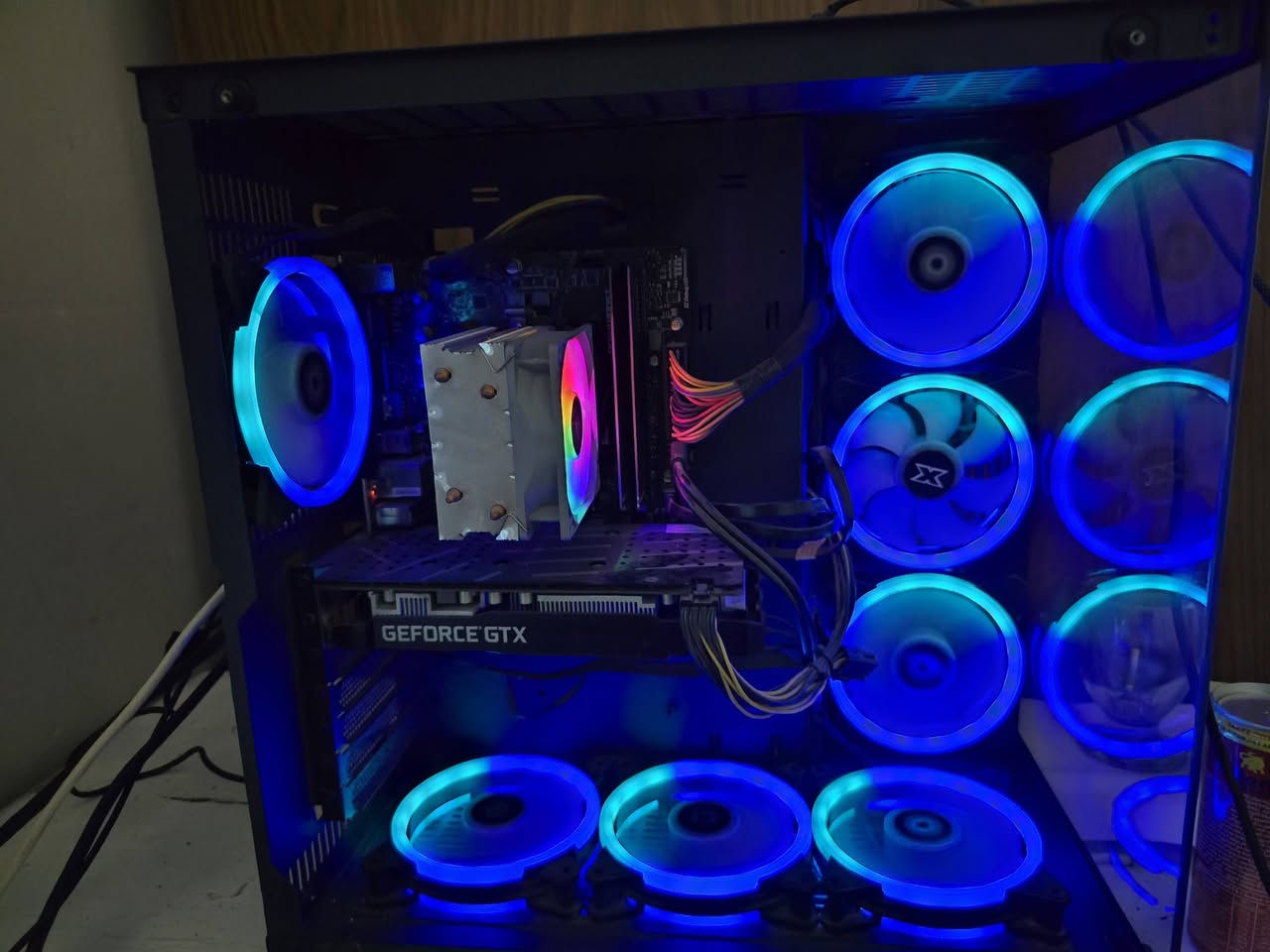 اعاده نشر + نزلت من السعر
Pc للبيع

• ​المعالج (CPU): Intel Core i5-9400F
• ​كرت الشاشة (GPU): NVIDIA GTX 1660 Super
• ​الرام (RAM): 16GB DDR4 2400MHz
• ​اللوحة الأم (Motherboard): MSI B365M PRO
• ​التخزين (Storage): * SSD: 240GB (للنظام والسرعة) 
• ​HDD: 2TB (للتخزين والألعاب)
• ​مزود الطاقة (PSU): 600W
• ​الكيس (Case): كيس قيمنق حجم كبير
• ​التبريد: مبرد هوائي للمعالج + 7 مراوح (ملاحظة: 3 مراوح تحتاج تبديل) بس ماأثر على الحراره ابد  ومرات يشتغلن عادي
​🎧 الملحقات الشاملة:
• ​الشاشة: Kelon حجم 32 إنج ( تلفزيون HD)
• ​السماعة: HyperX Cloud II (الأصلية)(جديده)
• ​الكيبورد: Redragon (نسخة قوية)
• ​الماوس: ماوس قيمنق
• ​الـ UPS: نوع  1500v (جديد)
​
• ​الحالة: استخدام شخصي نظيف جداً، الجهاز يشغل أغلب الألعاب بأداء ممتاز.
• ​السعر: 575 الف قفل
• ​الموقع: بغداد - بغداد الجديدة.
• ​للتواصل: *********** (متوفر واتساب ✅).
. سبب البيع التطوير
