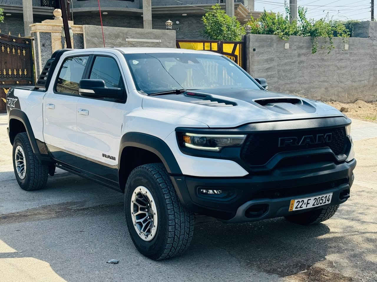 ديناصور رام TRX –  ( هيلكات ) 702 HP
الموديل: 2022 فول فول مواصفات 

العداد: 40,000 ألف ميل
اللون: ابيض
المحرك: V8 – 6.2 لتر Hellcat Supercharged – قوة 702 حصان
الفئة: فول – أعلى فئة بالمواصفات

المواصفات:

ناقل حركة أوتوماتيك 8 سرعات

نظام دفع رباعي 4WD

تعليق رياضي مخصص للأوف رود مع نظام Bilstein Black Hawk e2

مقاعد جلد فاخرة مع تطريز TRX

مقاعد أمامية كهربائية مع تبريد وتدفئة

شاشة وسطية 12 إنج تعمل باللمس مع نظام Uconnect

نظام ملاحة مع خرائط الشرق الأوسط

كاميرات 360 درجة + كاميرا خلفية عالية الدقة

حساسات أمامية وخلفية

رادارات أمامية مع نظام تجنب التصادم

نظام تثبيت سرعة متكيف (Adaptive Cruise Control)

ستيرن كهربائي متعدد الأوضاع

نظام صوتي Harman Kardon بـ 19 سماعة

فتحة سقف بانوراما

شحن لاسلكي + مداخل USB Type-C

بصمة تشغيل + دخول ذكي

إنارة LED أمامية وخلفية مع نهارية

أوضاع قيادة متعددة (Sport – Baja – Snow – Mud – Rock – Auto – Tow)

نظام Launch Control

سعة سحب عالية تفوق 8,000 باوند

خطافات سحب أمامية وخلفية

جنوط أصلية TRX مع تايرات لجميع التضاريس

دبل إلكتروني مع دفرنش خلفي محدود الانزلاق

عدة كاملة + اسبير حجم كبير

المكان: الحله
رقم صاحب سيارة ***********
