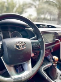 السلام عليكم  هايلوكس موديل 2023 سياره بلادي مكفول من الضرب لا تبديل  ...