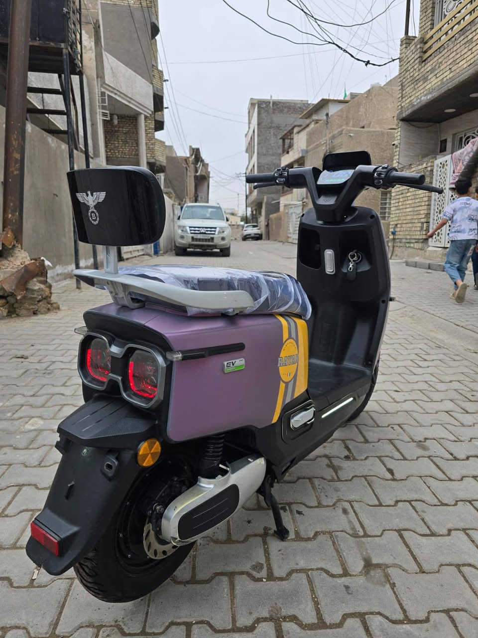 السلام عليكم للبيع دراجه شحن ريان ام عيون نضيفه مابيها نقص مواصفاتها 3نمر 6 بطاريات نضيفات قبل 3اشهر مبدلات لايت زنون عالي ناصي هورن اشاير يمنه يسره سرعه 51 دراجه نضيفه وكل نقص مابيها سعر 575 وبيها مجال مكاني بغداد جديده ***********
