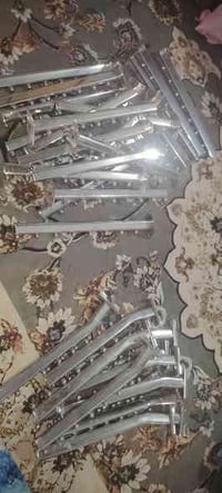 ستاند للملابس بحالة ممتازة تفاصيل موضحة بصورة نوعين  12 +20 0750787899...