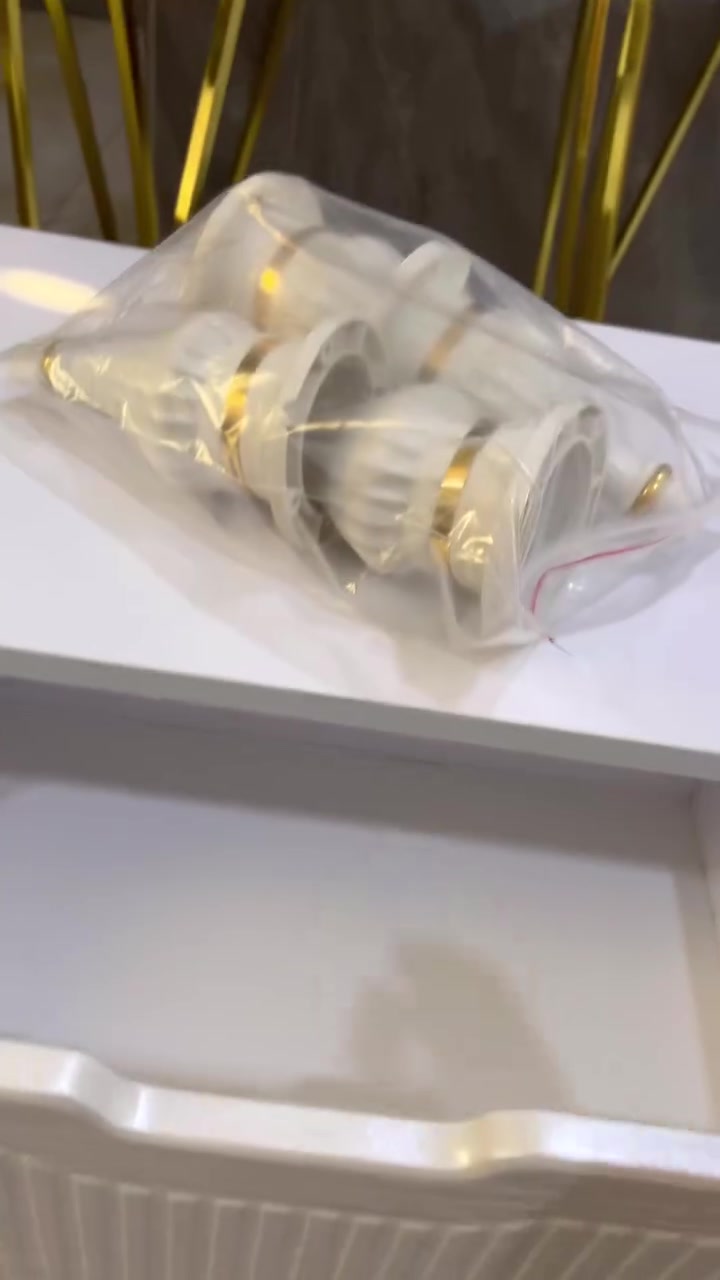 مرحبا للبيع ميز بلازمه جديد ما مستخدم نهائياً
حته رجلين الميز بعدها ما مشدوده بدون اي عيب شرط 
بعده جديد قياس 160سم سعره 110 الف مكاني 6 كيلو 
***********
