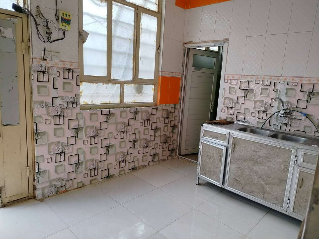 بيت ٥٠ متر طابق واحد للايجار كامل بس تجي وتكعد نظيف بي غرفة مطبخ صاله وبي كيزر كامل العنوان شارع ابو طالب ***********
