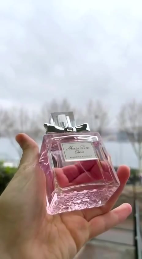 عطر Miss Dior Eau de Parfum النسائي💅

عطر الأنوثة والجاذبية الذي خطف القلوب حول العالم 
يتميز برائحة زهرية أنيقة تمنحكِ إحساساً بالنعومة والحيوية طوال اليوم، مع ثبات رائع ولمسة فاخرة تناسب جميع الأوقات والمناسبات
 رائحة أنثوية  ثبات يدوم لساعات  تصميم زجاجة أنيق وفخم  من أكثر العطور النسائية شهره 
للحجز:  ***********
