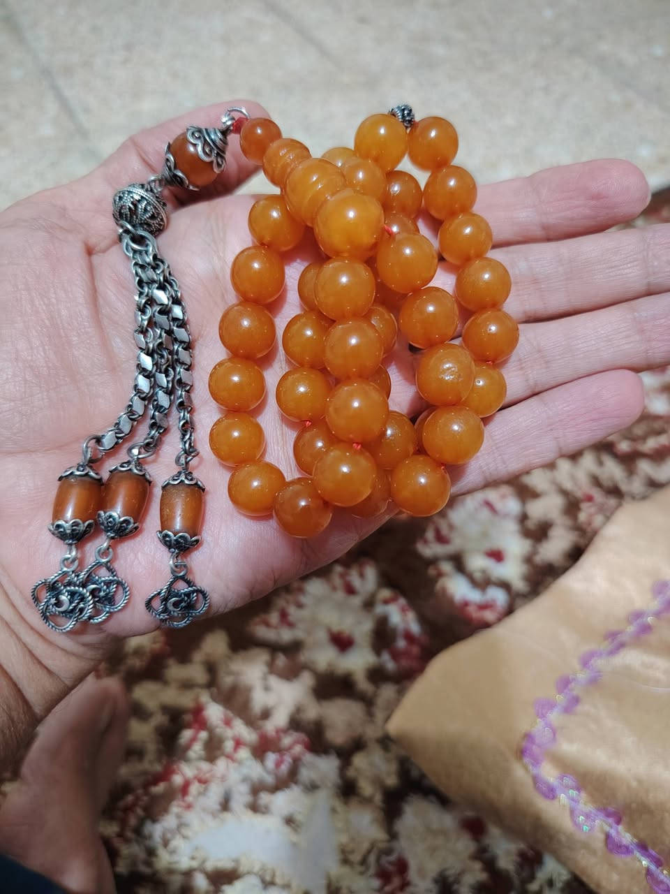 سبحة كهرب روسي شمعي اصلي ٥٩غرام  عدد الحبات ٣٩ مع كركوشة فضة سعر نهائي ١٢٥ لايوجد توصيل استفسار على الرقم *********** يوجد واتساب

