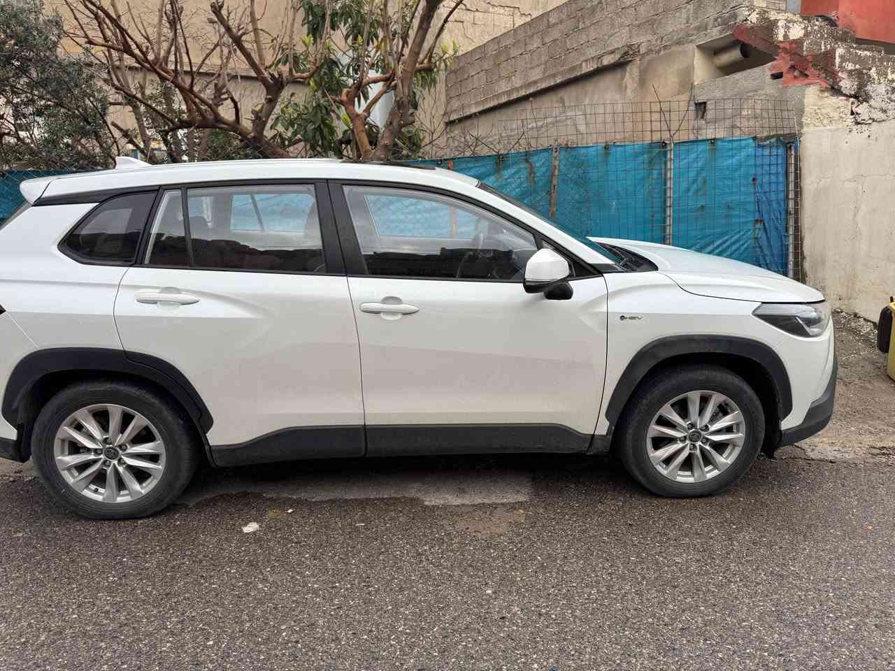 کرۆلا کرۆس 2024
بێ بۆیاخ و بێ دەعم تەنها یەک پەڵە PDR هەیە
فوول مواسەفاتە بە ناوی خۆمانەوەیە
سڵاید و ویل کەپ تەبرید مەرکەزی 
هەموو شتێکی تازەیە
هایبێرد و بەنزینە
دوو بەسمەی شەریکەی لە گەڵایە
شوێن سلێمانی
*********** السليمانية, العراق
