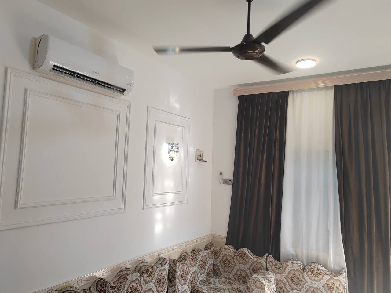 بيت للبيع مساحه 200 متر على ساحه خضراء قرب المستشفي حي العسكري 
اتصل على الرقم ***********
