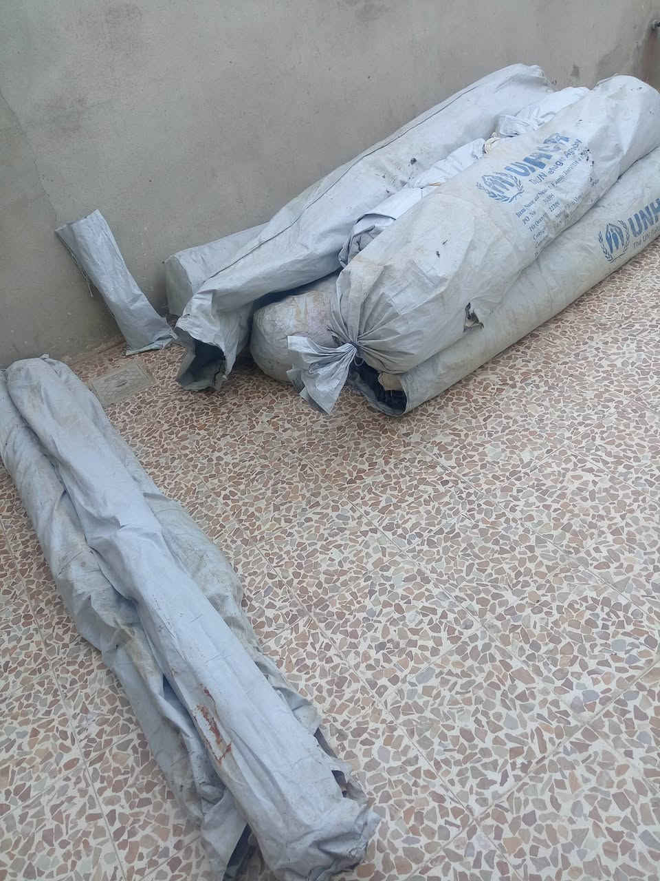 خيم أمريكي جديد الطول ستة والعرض اربعة والارتفاع تقريباً مترين وعشرين العنوان موصل جانب الايسر رقم الهاتف ***********
