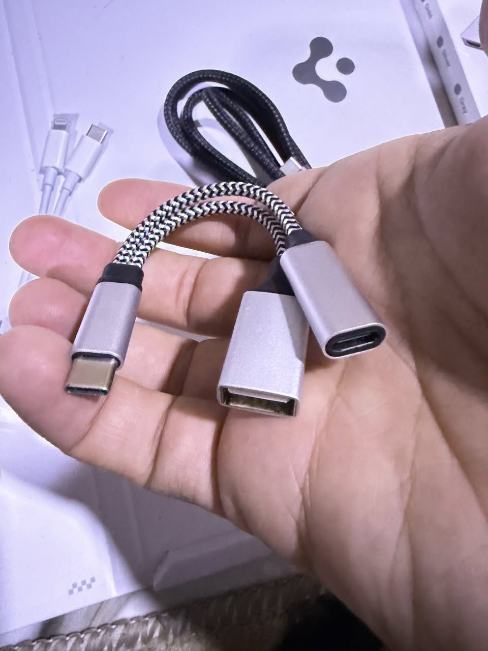 ادبترات متنوعه 

Vonxite 7-in-1: يحول منفذ الـ Type-C في جهازك 
إلى 7 منافذ (HDMI 4K، فلاشات، ذاكرة، وشحن

محول أيفون وتايب سي: لتوصيل الفلاشة أو الكاميرا مباشرة بالموبايل ونقل الصور والملفات بسرعة.

كيبل HDMI 4K (مجدول): لعرض محتوى موبايلك أو اللابتوب على الشاشة مباشرة بجودة عالية جداً وخامة قوية.

وصلة تقسيم: لشحن الموبايل واستخدام قطعة أخرى في نفس الوقت.


**إذا كنت صاحب هذا الإعلان وتريد حذفه لأي سبب، رجاءا أرسل رسالة إلى الدعم الفني**