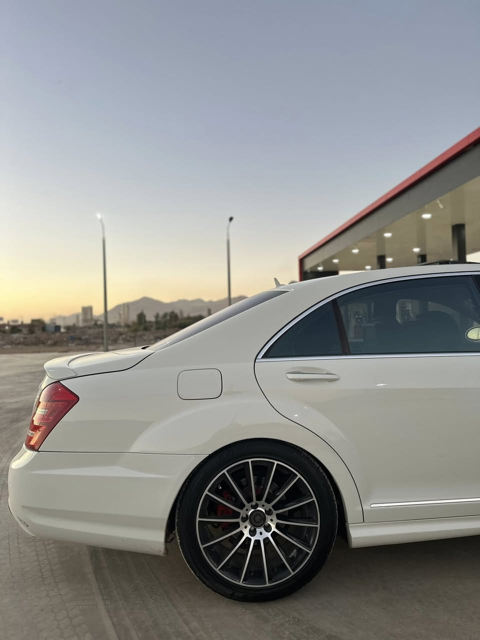 مارسيدس.   دووبه ي ساغ
موديل 2009
سياره كه گشت گياني به شه رت 
كامل مواسه فات. 
8بستن مه رغوب
به رزو نزمي ايش ده كات
٢بارجه بوياخ. ده عمي نيه  
گيرو مه كينه به شه رت 
130000كم روشتوه 
ناونيشان. رانيه.  
***********
***********
