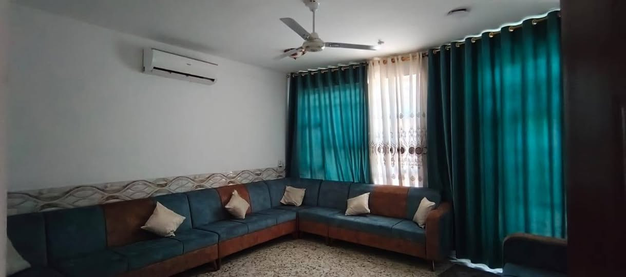 السلام عليكم عندي دار للبيع المساحه الكليه 266 متر طابو زراعي سند 25 تحويل مباشر باسم المشتري متوفره كل الخدمات شارع النيل الخدمي قرب مخازن بيت مرجان بيت حديثه وجديده سعر ببلاش 95  وبي مجال الاستفسار مراجعه المكتب ***********
