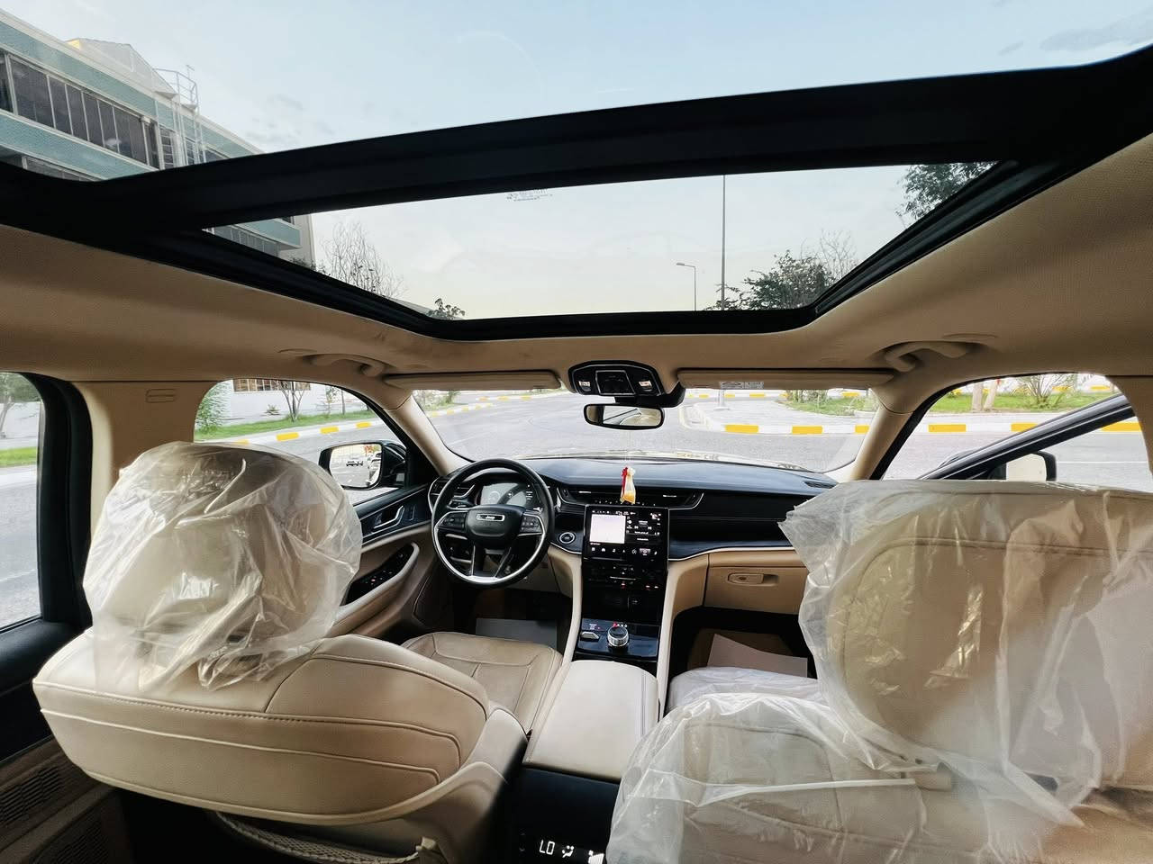 جيب  كراند شيروكي  لون اسود 2021 لمتد L .خليجي
7   راكب
وكالة هارلم السيارة  
المحرك : V6.  3.6L 
العداد :  37 الف  كيلو متر  
اللون : اسود 
الرقم : بغداد بأسمي 
سيارة جديدة على وضع الشركة  
مكان السيارة: البصرة 
المواصفات :
* دفع رباعي 4x4 . 
* رادار امامي مع مانع تصادم . 
* تحذير الخروج عن المسار . 
* تحذير النقطة عمياء  .
* ويل قياس 20 انج .
* سقف بانوراما . 
*دشبول دجتل مع شاشه بمواصفات عاليه
* شاشه كبيرة 10.1 انج . 
* نظام الخرائط (GPS) .
* كاميرا داخلية محيطيه  360 درجه  . 
* كاميرا خلفية . 
* المصابيح الأمامية زنون .
* كشافات الضباب زنون .     
* تشغيل عن بعد .
* صندوق كهربائي .
*شفتات بالستيرن.
السيارة مغلفة ppf  بالكامل  من شركة دايتك 

كفالة عامة  ما عدا  بارد بالجاملق الامامي  اثر طخه باب بسيطه  وصور الطخه موجوده عندي  

*الگير ماوس مع وضعيات قياده متعدده.
* مقصورة الركاب من الجلد الفاخر .
*تطعيم الدشبول والابواب صاج ملكي.
* حفظ وضعيات الجلوس (ميموري) . 
* المقاعد الأمامية كهربائية .
* المقاعد الأمامية تبريد وتدفئة .
* المقاعد الخلفية تدفئة .
*سايد بريك بصمه.
*فول تحكمات ستيرن امامي خلفي.
*عشره  ايرباك بالدشبول ولتكم ولكراسي
* سستم صوت Alpine . 
* انارة داخلية LED . 
* حساسات خلفية . 
* 7 راكب .
* مكيف خلفي مع وحدة تحكم منفصلة . 
* تدفئة ستيرن . 
* مرايا متحسسه للضوء العالي . 
* مانع تصادم خلفي .
* بلوتوث تلفون . 
* محدد سرعة . 
* نظام التشغيل والاطفاء الاوتوماتيكي ( Auto Start System ) .
* نظام بريك اوتماتيكي ( Auto Break System ) .
*وبقية المواصفات المعروفه
بانزين محسن والدهن درجة اولى من وكالة موتل 
اسف على الاطالة
العنوان البصرة  
للاستفسار  اتصال وواتساب
السعر  348$ بيها مجال   بسيط  
حيل جديدة  
***********
