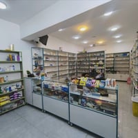 اثاث صيدلية جديد للبييع يتكون من رفوف كاملة، وفاترينات عدد 3 مع ميز ثق...