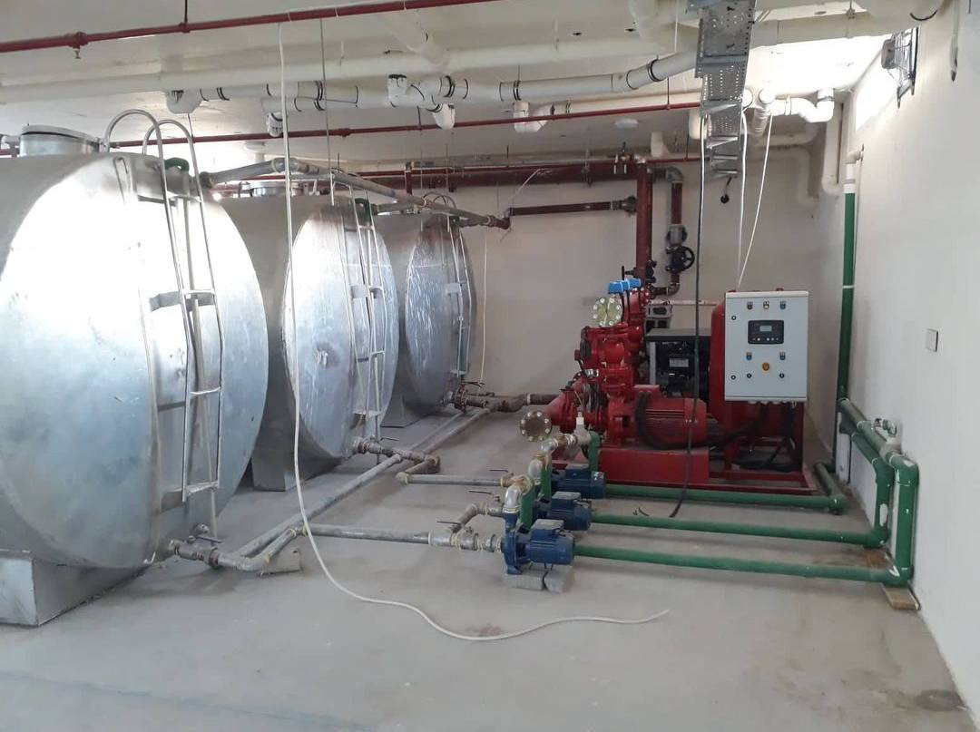 بفضل الله 
كادر سيف  يواصل بصماته الذهبية في مجال السلامة
*********** 
مدير التنفيذي المهندس ابو يوسف ومنظومات الإطفاء 👷‍♂️💪، حيث أنجز مؤخراً منظومة إطفاء حديثة في عمارتين 🏢🏢، بعمل متقن يليق بخبرتهم الكبيرة.

المنظومة تتكون من 8 بوكسات حريق 🔥 موزعة بشكل مدروس لتغطية كامل المباني، بالإضافة إلى مضخة متطورة عالية القوة 💧⚡ قادرة على توفير ضغط مائي مثالي في لحظات الطوارئ 🚨.

📌 المنظومة إماراتية المنشأ 🇦🇪، معروفة بمواصفاتها المتقدمة، كفاءتها العالية، مضخة حريق 100 جالون في الدقيقة بمحرك كهربائي / ديزل متعدد المراحل 🛢️

🔧 عملية التركيب لم تكن عادية، بل تمت على أيدي كادر عالي الخبرة استخدم أحدث الأجهزة والتقنيات العالمية 🌍✨، ما جعل التنفيذ دقيق وسلس وبجودة تضاهي المشاريع الكبرى.
