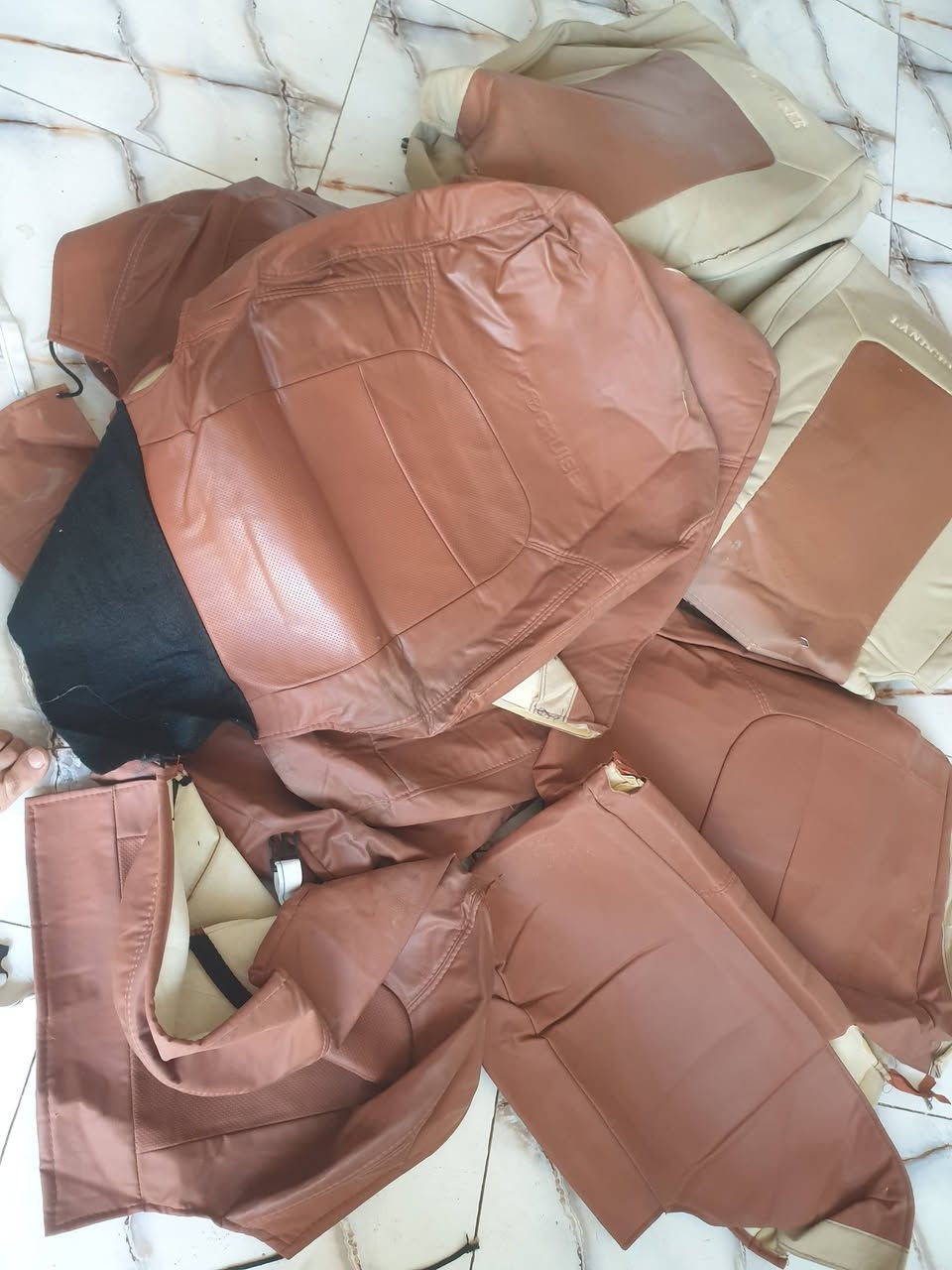 السلام عليكم
تلبيسات ثنين مال سيارتين كشنات جكساره كاملهه نظيفات جدا قيم بما يرضي الله واخذهن شرط النظافه فقط كشن واحد هذا موضح بالصوره بي فتق بسيط يتعالج 
علق او تتصل ***********
***********
العنوان كوت حي الحكيم
