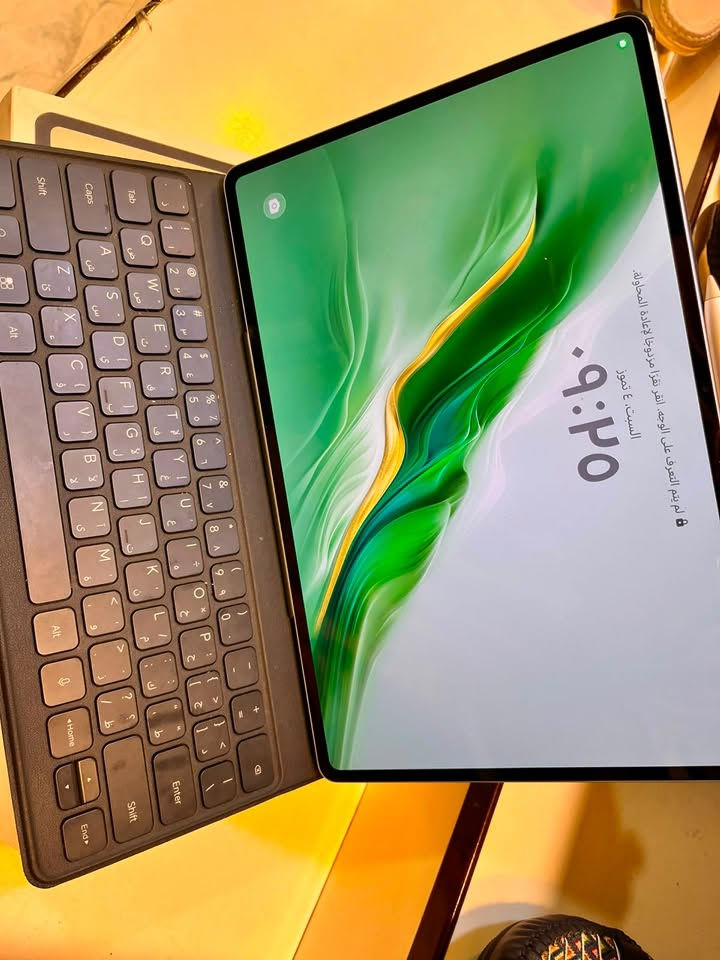 للبيع HONOR MagicPad 2 (أعلى نسخة)
* الرام: 12GB
* الذاكرة: 256GB
* المعالج: Snapdragon 8s Gen 3
* شاشة OLED مقاس 12.3 بوصة بدقة 3K وتردد 144Hz
* الحالة: نظيف جدًا، استخدام شخصي، كلشي شغال 100%
* ما مفتوح ولا مصين ولا بيه أي عطل.
* وياه:
    * ✅ الكيبورد الأصلي
    * ✅ القلم الأصلي
    * ✅ الشاحن الأصلي
    * ✅ كيبل الشحن
    * ✅ الكارتون كامل

السعر المطلوب: 725,000 دينار عراقي
السعر قابل للتفاوض بالمعقول بعد المعاينة. ***********
