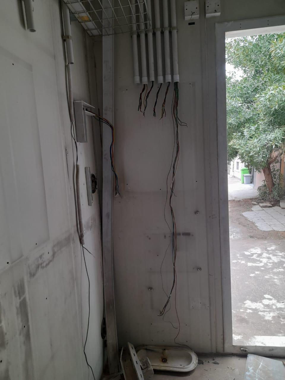 السلام عليكم للبيع كرفان سنوديش جديد
ارتفاع 3 
عرض 3ونص x5  
ويا 3 شيلمان مغلون كل وحده طول 6 متر 
السعر 800 وبي مجال 
***********/موجود واتساب
