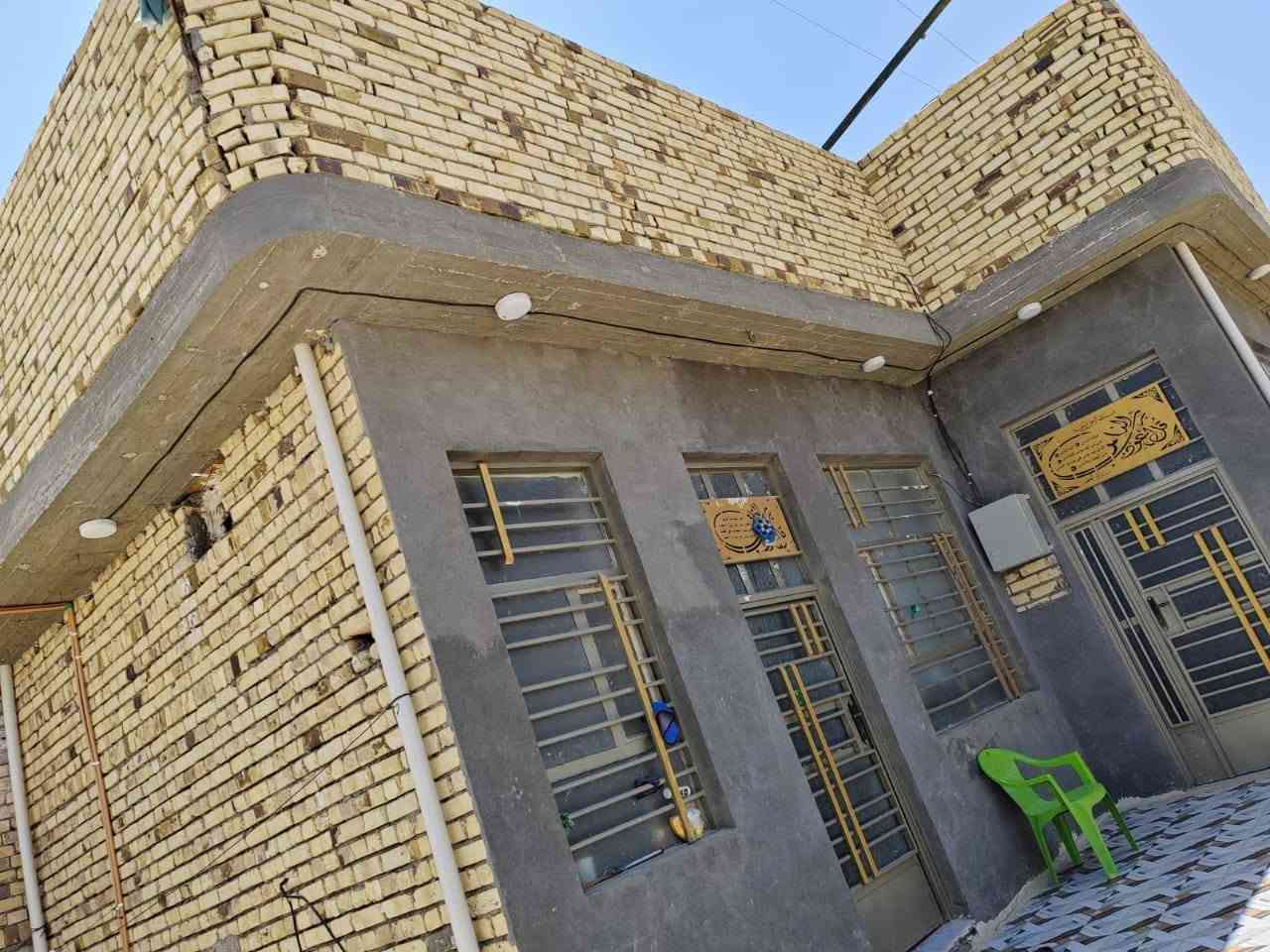 السلام عليكم  دار للبيع طابو زراعي المساحه 210متر  ركن على شارعين
البيت يتكون من غرف نوم عدد ٣ صاله استقبال مطبخ حار وبارد حمامات داخليه وخارجيه   العنوان المدحتيه حي بابل الزراعي مقابيل محطة الكهرباء بلقرب من الطابو الصرف للاستفسال ***********
