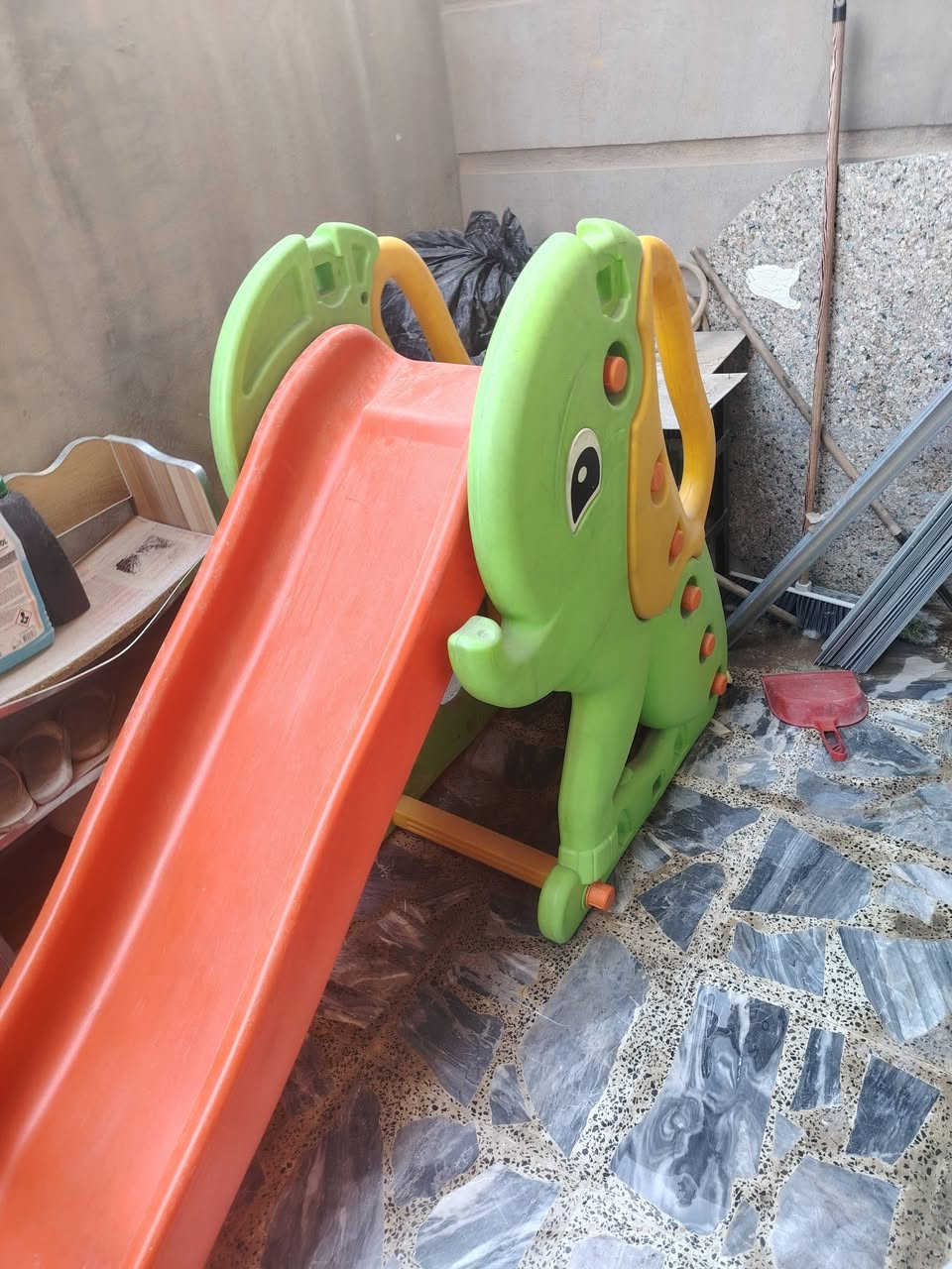 للبيع زحليكانة اطفال مع مرجوحه بحاله جيده سعر الاثنين 40 الف العنوان الزعفرانيه الربيع ***********
