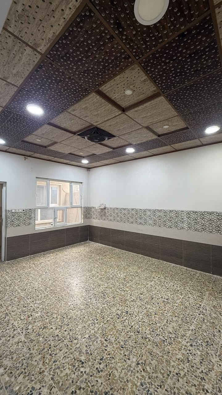 السلام عليكم 

دار للبيع 🏠 

الموقع 📍
حي السماح الاركان قرب سايدين 30 اول فرع 

المساحة / 150م طابق ونص 

 الطابق الاول: هول واستقبال ومطبخ وصحيات 
وغرفتين نوم ومناور عدد ثنين 

الطابق الثاني : غرفتين نوم وهول وصحيات 

البيت بناء حديث كما موضح بالصور 

للاستفسار التواصل ؏ الارقام التالية :

اسيا / ***********
كورك / ***********
