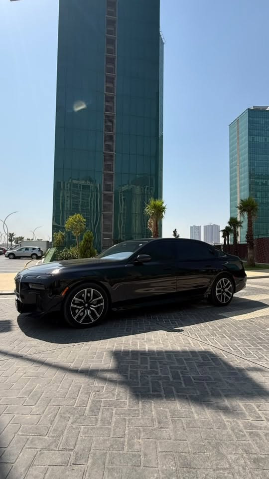Bmw 740
موديل 2023
ام بكج بلادي 
داتاشو 
بوب شفط
بانوراما
ايماءات تحكم بالسيارة عن طريق الاشارة 

سقف روز رويز بالسقف بلادية متغيرة اللون

بردات كهرباء

رادار امامي كبير

نقطة عمياء

ناضور ليلي

مقاعد تدفأة وتبريد

باب خلفي طويل السيارة بدون اي نقص او مسج او کود
جاهزة من كلشي
ونضيفة جدا
صيانه بالشركة ودهن وتخم تايرات جدد

السيارة داخلة كلين هنا صار بيها طخة بلباب ونصبغ بدون دواخل ولا ايرباك وموجودة صورة الطخة

وطبعا وياها بصمتين و كارت

وعليها موافقة تضليل 80‎%‎ جديدة
السيارة باسمي 
مكان السيارة اربيل
السعر 62000 دولار  وبيها مجال 

موبايل
***********
