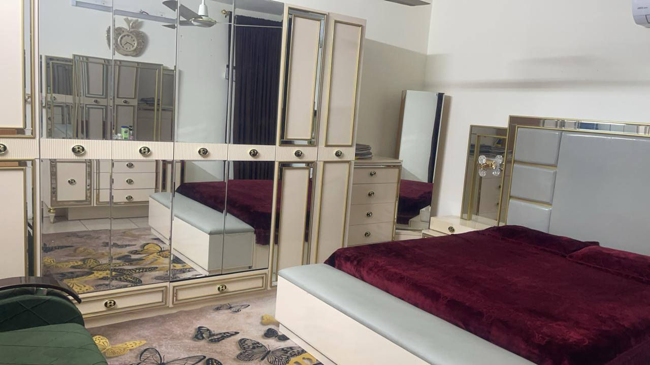 السلام عليكم يتوفر لدى مكتب اور  مشتمل ١٠٠م واجهه ٥ والنزال ٢٠ يحتوي على كراج استقبال مدخلين حولي مطبخ غرفه نوم الطابق الثاني ٢ نوم الموقع حي اور الشارع المقابل النادي العربي مقابل لحوم السجاد في منطقه كراج الموسوي السعر ٢٨٥ مليون فقط بحاجه لتبديل الارضيه للاستفسار ***********
