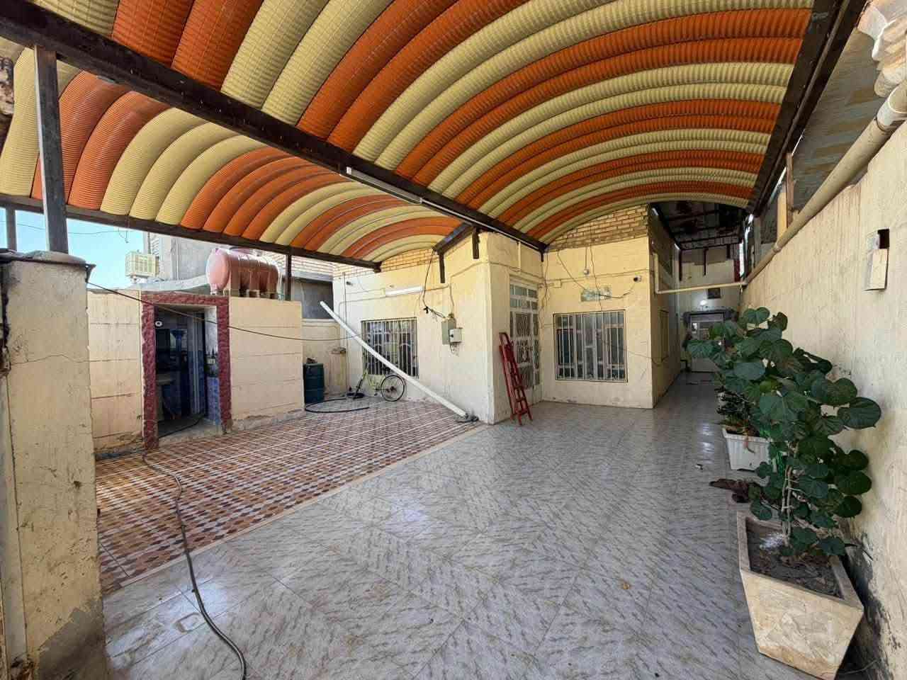 دار سكن زراعي قانون ٢٥ مساحته ٢٠٠ م حي الكرار بناء بلوك والسقف عكاده يحتوي الطابق الأول ع ١ غرفه نوم واستقبال ومطبخ وصاله وصحيات والطابق الثاني ١ غرفه نوم وصاله مجاري كامله ومعامله ماشيه بالبلديه للإستفسار مراجعه مكتب القريني للعقار الجمعيه بالقرب من السايدين *********** او ***********
