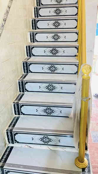 سلام عليكم 
بيت عد ال معالي  ركن
مساحته ٢٢٠ 
يبعد عن شارع العام ١٠٠ م
يتكون من اربع غرف اثنين جوه واثنين فوك 
صحيات داخليه وخارجيه 
حديقه وكراج 
السعر خاص  ***********
