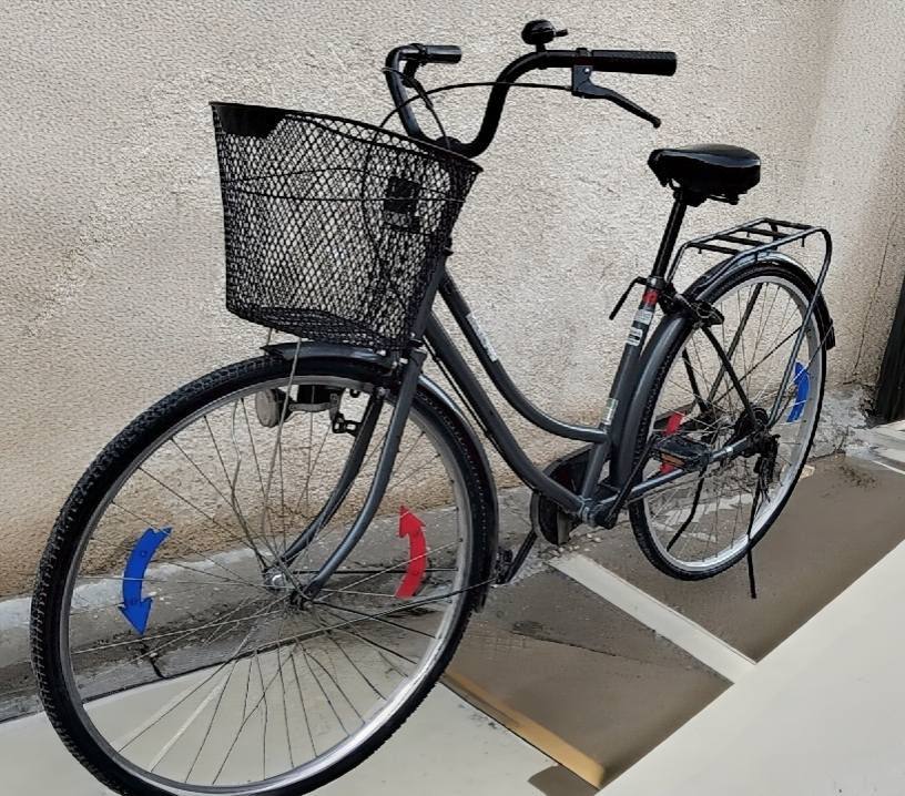 السلام عليكم للبيع بايسكل حجم 27 نظافتة90%يحتاجله چوب خلفي العنوان الأمين ***********
