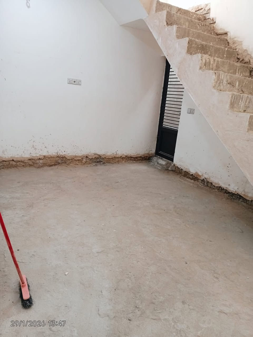 دار زراعي للبيع مساحة 100م  واجهة 6*16ونص البيت طابق ونص غرفة فوك وسقف الطابق الثاني سندويج  في منطقه شهداء البياع قريب شارع مولد رزاق العامري بيت كامل الخدمات رفت تسليح  مجاري امل الشريف   بواري ماء اصلية تركي  كهربائيات واير اصلي اردني فتنكات كلها اصلية نقص الارضية فقط وبسعر مناسب وكلشي بالبيت درجة اولى الاتصال ع الرقم 
***********
