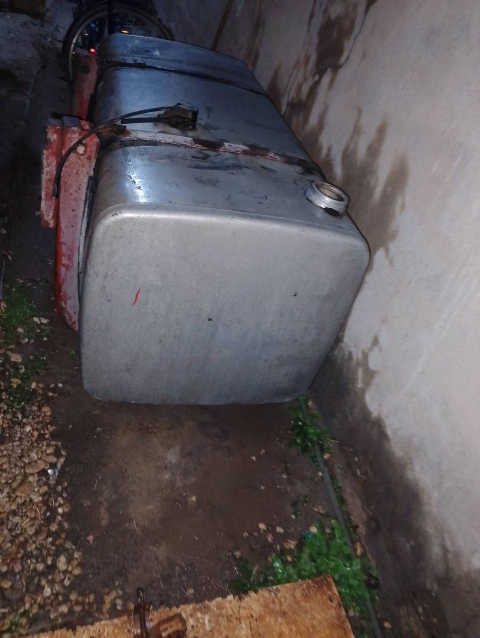 للبيع تانكي فافون يخذ 650لتره مكان حله ///***********//
