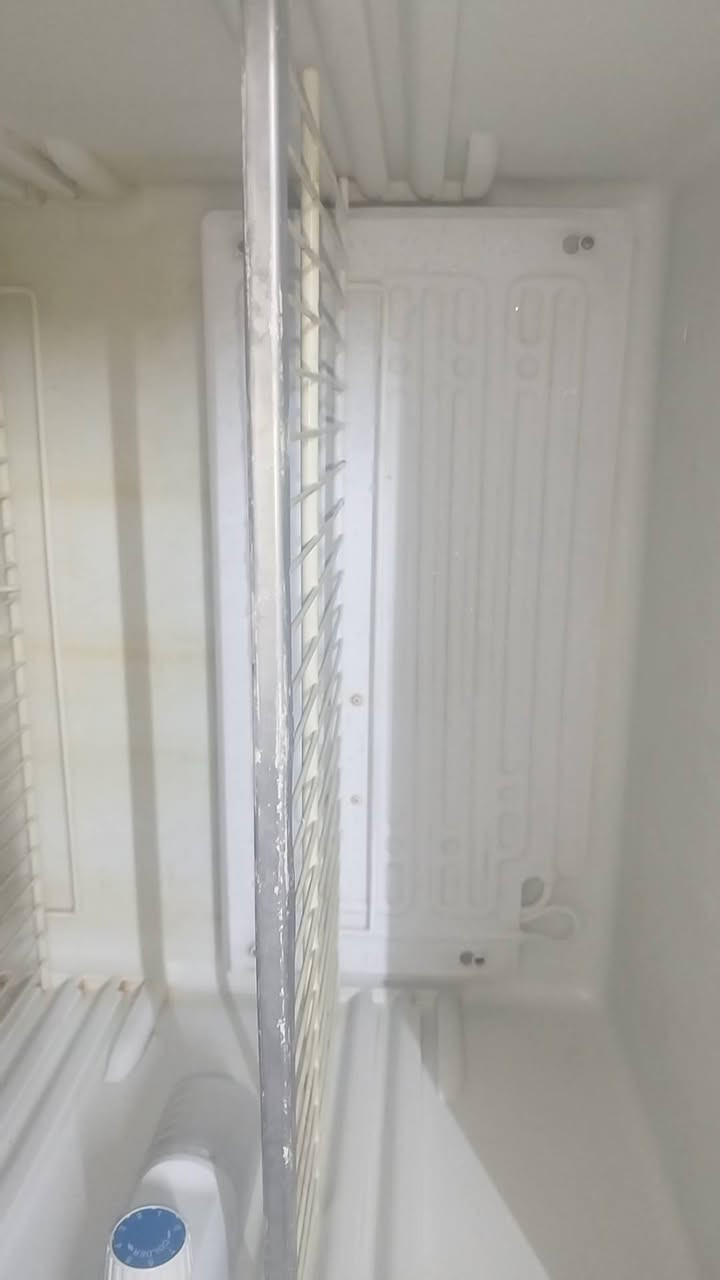 ثلاجه نضيفه مابيها اي عطل سعرها170وبيها مجال عنوان لفيلق اللي حاب يتواصل. هاذ الرقم***********وتساب
