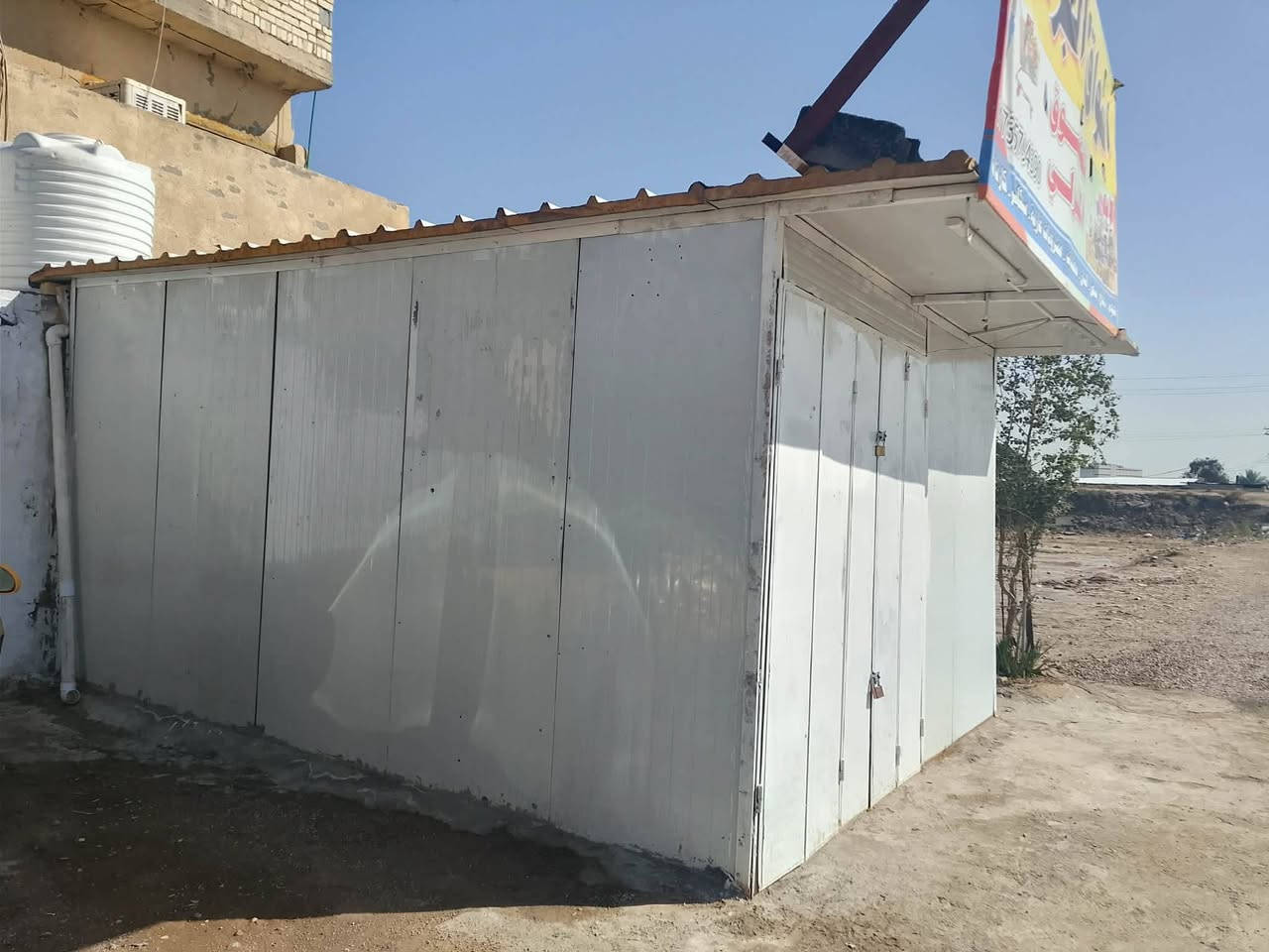 اسوق كاملا البيع 
العوارض عداد أربعة 4
مجمدة عداد واحد1
ارفوف اعرض عداد 60سندويج 
اميوزة تفصال عداد 2
كرفون كامل تواصل علا هاء رقم ‏‪***********‬‏
