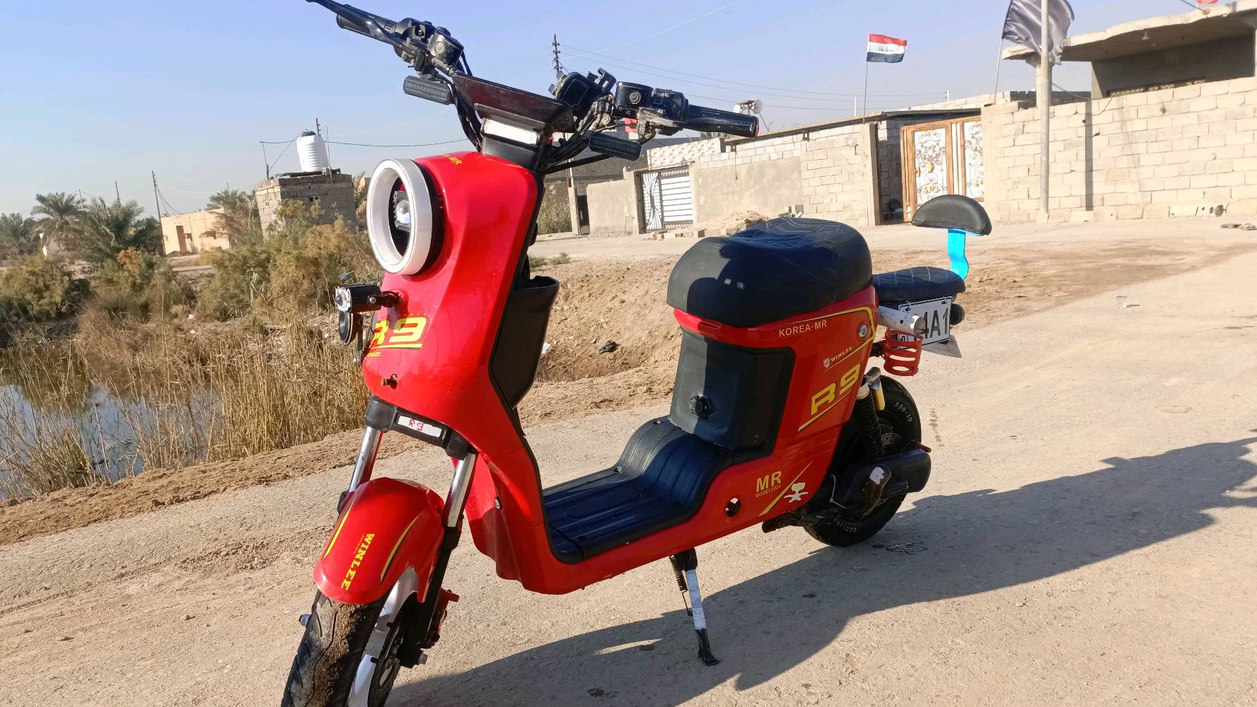 السلام عليكم دراجه شحن R9للبـيع نظيفه بيهه اكبربطاريات بلسوگ+سكليتر جديد+تايرخلفي جديد الدراجه كامله من شاحنه و سله وتچوه سوده +امرايات نقصهه بس مدگر وره فقط والسعر (400) عنوان بصره الزريجي النزله البرازيليه الرقم *********** بي واتساب