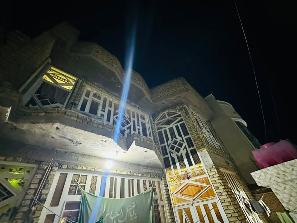 السلام عليكم (مكلف بنشر )
بيت 200 متر. طابقين كامل  من كلشي  الطابق الارضي 

استقبال ومطبخ وصاله وغرفتين وصحيات داخليه وخارجيه 

الطابق الثاني 4 غرف وصحيات  وبيتونه السطح  شتايكر 

الموصفات كامله كله سيراميك و بايات الدرج مرمر 

سنة البناء 2018

الطابق الثاني 2024

بناء حديث كله وخير من الله 

موقعه 

الخاجيه شارع 20 بصف الركن 

قرب اسواق علاء 

السعر التواصل مع صاحب الدار

***********
