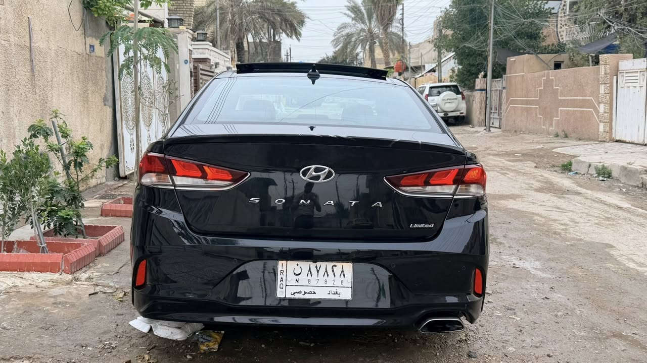 السلام عليكم 
سوناتا 2019 اسود
محرك 2400 GTI
فول مواصفات 1/1 
حادثها موضح بالصور خفيف 
المواصفات : 
بانوراما 
نفطه عمياء
تحديد مسار 
كروس سرعه
كامرا دواره 360 
حساس خلفي
هاند بربك دكمه
اوتو هورك
بريك ABS
تدفئة تبريد كشنات
خزن ميموري وضعيات الكشن 2
وقوف ذاتي عند اقتراب اي جسم امام السياره
لايت LED امامي 
بك لايت LED خلفي
لايت زنون بلادي شركه
لايت دوار عند دوران الستيرن
فتح الجنطه تلقائي عند الاقراب منها بدون لمس
رادار امامي
السعر 145 وبيها مجال
العنوان / بغداد الغزالية شارع الضغط
للاستفسار  / ***********
