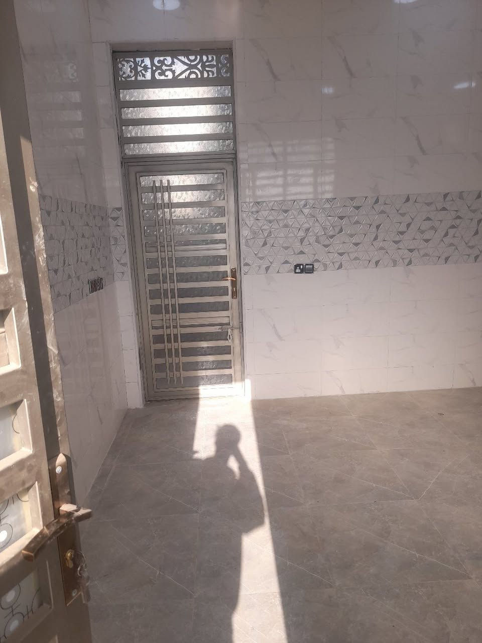 السلام عليكم 
بيت للبيع المساحه 200متر 
بناء جديد طابو على شارع 15
العنون نهاوند منطقة 11الف خلف البطاقه الوطنيه 
للاستفسار اكثر اتصل ***********
