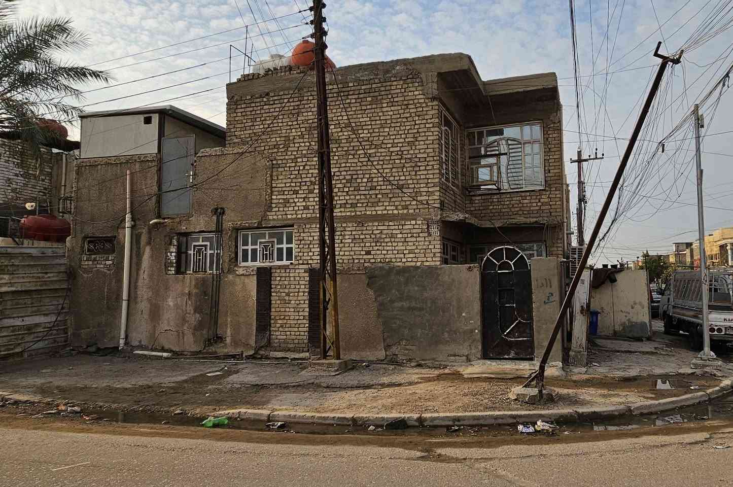 السلام عليكم
بيت ركن للبيع بمنطقة حي اور يم مدرسة بحر العرب قريب على جامع عمار بن ياسر

مساحة البيت: 75 متر
الواجهة 12.5
النزال 6

الطابق الاول غرفة ومنور ومطبخ وصحيات
الطابق الثاني غرفة وحولي والسطح بي سندويش مخزن وتواليت

البيت بناءه متوسط جاهز للسكن

السعر المطلوب: 160 مليون وبي مجال

للاستفسار اكثر واتساب
***********
