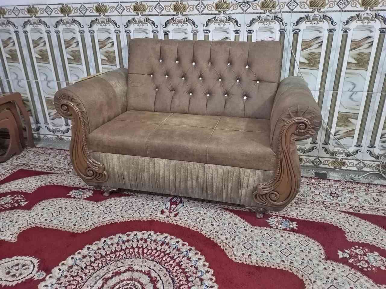سلام عليكم عندي تخم ديوان عشر مقاعد مستعملة للبيع العنوان بغداد التواصل على الرقم وتساب *********** وبيها مجال
