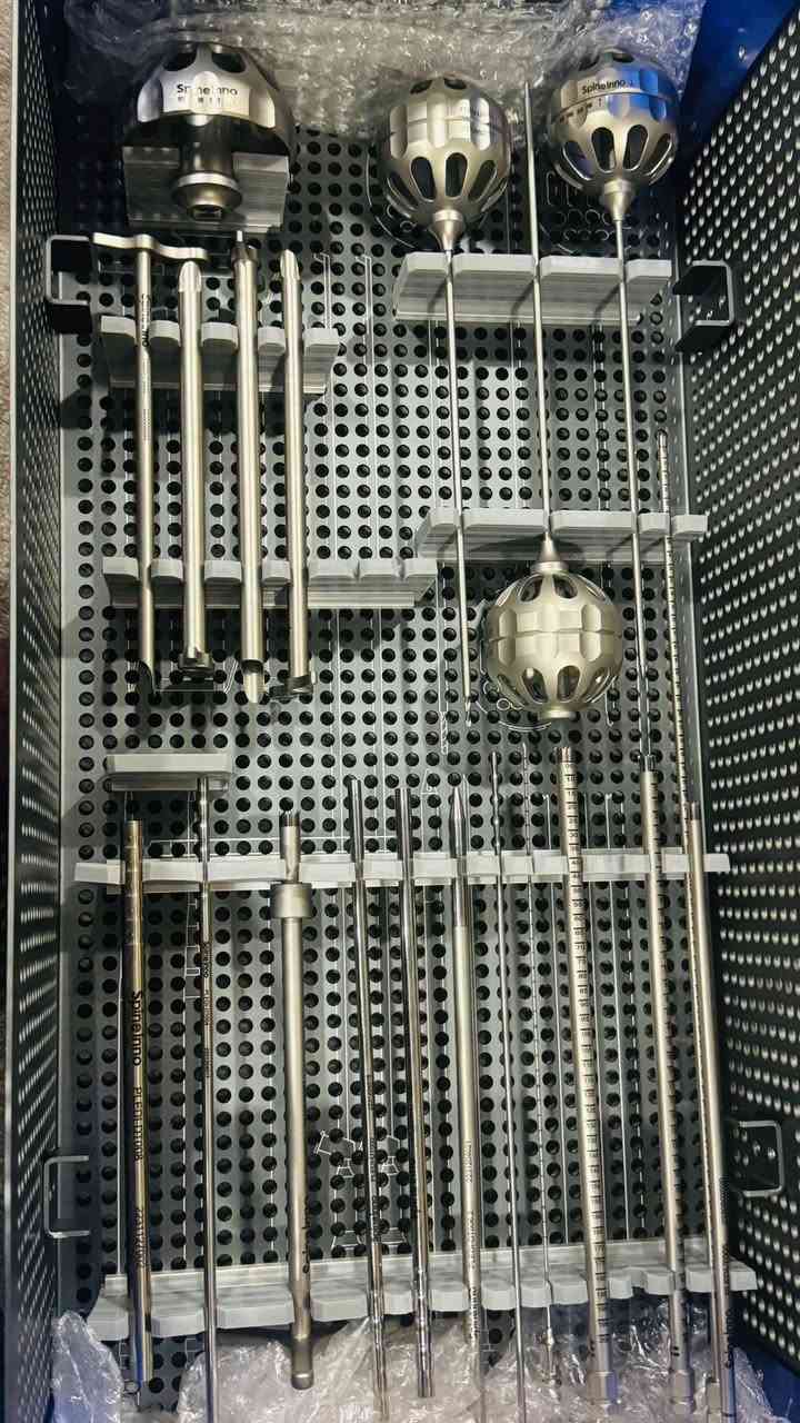 🧠 Advanced MISS: Minimally Invasive Spine Surgery System

Spinal Endoscope Large Channel Intervertebral Foraminoscope Instrument Set
(منظار العمود الفقري واسع القناة – لأدوات العمليات عبر الثقبة الفقرية)

---

 التقنيات الجراحية المتوافقة:

#PELD استئصال الغضروف القطني بالمنظار عبر الجلد (Percutaneous Endoscopic Lumbar Discectomy)
#PETD استئصال الغضروف عبر الثقبة الفقرية (Posterior Endoscopic Transforaminal Discectomy)
#PEID استئصال الغضروف الداخلي بالمنظار (Posterior Endoscopic Interlaminar Discectomy)

#Foraminoplasty 

🔹 توسيع الثقبة العصبية

---

📏 مقاسات المنظار (Telescopes) المتوفرة:

181 مم 6.3 مم 3.7 مم 2W – 80° 0–30°
181 مم 6.9 مم 4.3 مم 2W – 80° 0–30°
125 مم 10.0 مم 7.3 مم 2W+ – 70° 0–15°

> 📌 2W تعني وجود قناتين عمل داخل المنظار (Working Channels)، مما يسمح بإدخال أدوات متعددة في وقت واحد.

---

 محتويات الطقم النموذجي:

منظار العمود الفقري (تلسكوب بصري متقدم)
3 احجام

مع 3 set full  تفاصيلها في( الصور) 

---

⚙️ المميزات التقنية:

دقة رؤية عالية (HD Visualization) بزاوية واسعة

تدخل جراحي محدود بشقوق صغيرة فقط

أداء فائق في علاج الانزلاقات الغضروفية

تقليل النزف والآلام بعد الجراحة

عودة أسرع للنشاط الطبيعي

SpineInno® تقدم حلول جراحة العمود الفقري طفيفة التوغل، معتمدة بشهادة CE الأوروبية، ومطابقة لمعيار ISO  تشمل أدوات PELD وUBE وForaminoplasty بجودة عالية موثوقية عالمية.

الحالة NEW

التجهيز مباشر
http://wa.me/9647518646477 WhatsApp

http://wa.me/9647740935631

#Asunmmedical
