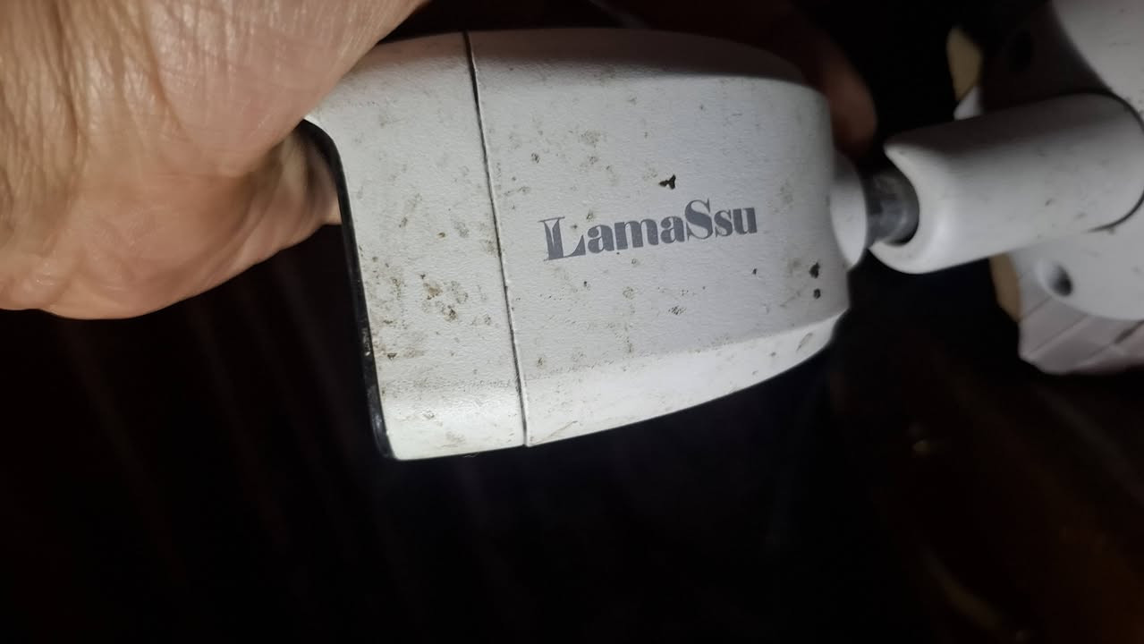 تُظهر الصورة كاميرا مراقبة من نوع Lamassu CCTV، وهي كاميرا من فئة AHD (التقنية التناظرية عالية الدقة) مصممة لتصوير ليلي ملون بالكامل. 
إليك التفاصيل التقنية الخاصة بهذا الموديل بناءً على الملصق الموضح في الصورة:
المواصفات الفنية
الموديل: LS-BMSAAD500FEHW.
الدقة: 5 ميجابكسل (5MP) لتوفير جودة صورة عالية الوضوح.
تقنية التصوير: Full Color (تصوير ملون على مدار الساعة حتى في الإضاءة الضعيفة).
المستشعر: مستشعر من نوع 1/3" CMOS.
العدسة: عدسة ثابتة بفتحة 3.6 ملم.
الرؤية الليلية: تصل مسافة الأشعة تحت الحمراء/الإضاءة الليلية إلى 25 متر.
التوافق: تعمل بنظام AHD وتتطلب جهاز تسجيل (DVR) يدعم هذه التقنية ودقة 5MP لتشغيلها. 
ملاحظات إضافية
العلامة التجارية: ترتبط ماركة Lamassu بشكل وثيق بشركة "النبع" في العراق، حيث تتوفر لديهم هذه الكاميرات ضمن مجموعات (Kits) متكاملة. 
الاستخدام: هذه الكاميرا مخصصة عادةً للمراقبة الخارجية أو الداخلية التي تتطلب رؤية تفصيلية وألواناً واضحة في الظلام.
هل ترغب في معرفة كيفية ربط الكاميرا بجهاز التسجيل أو تحتاج إلى مساعدة في العثور على جهاز DVR متوافق معها؟


**إذا كنت صاحب هذا الإعلان وتريد حذفه لأي سبب، رجاءا أرسل رسالة إلى الدعم الفني**