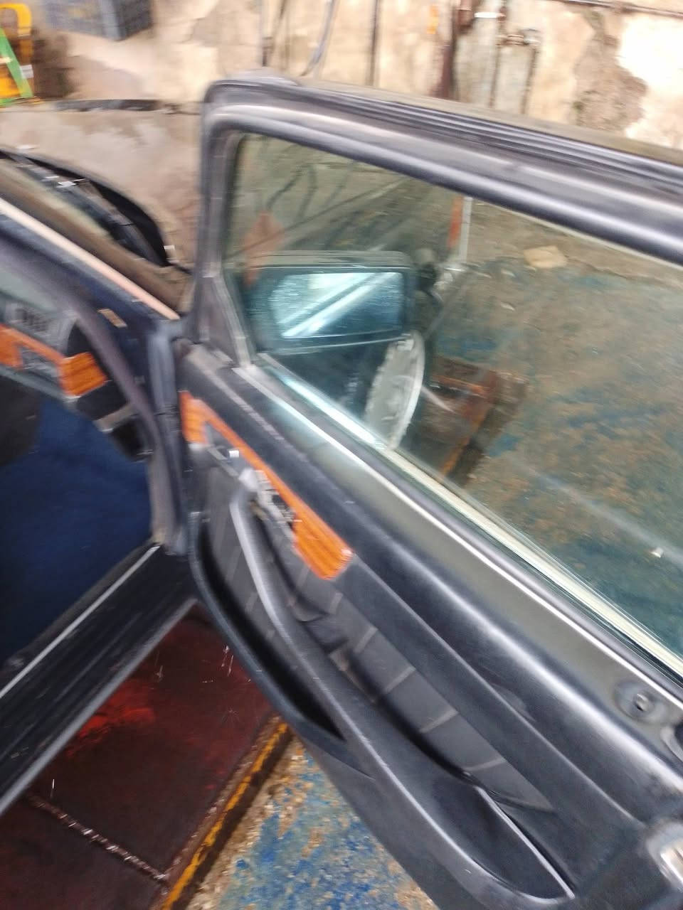 السلام عليكم سيارة للبيع موديل 90 بلادي مصبوغه للجماليه حداده وكير شغال كله جديد  تبريد رقم بغداد مدينة الصدر ***********
