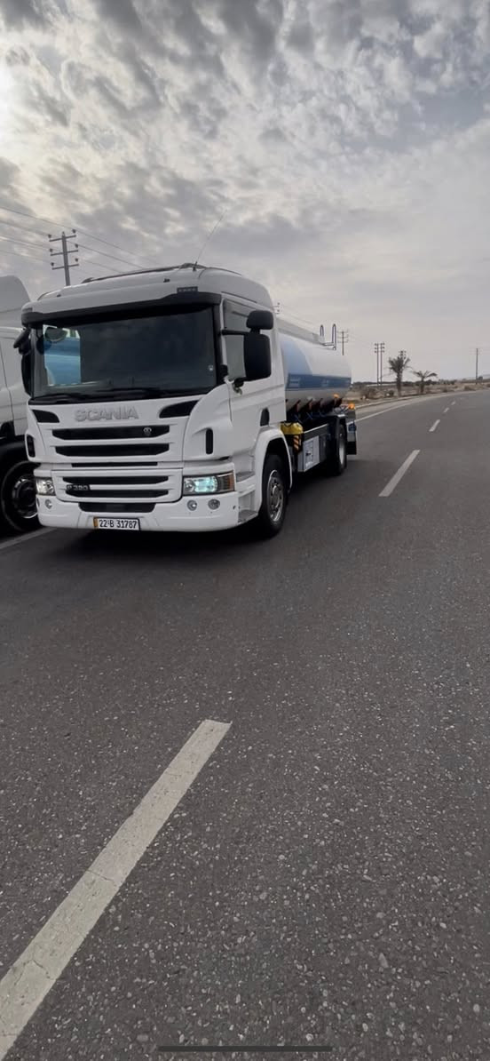 سلام عليكم تنكر سكانيه مديل2016محرك انجكتر خمسه بستم كير اوتماتيك عرجه بدون كلج 12نمره سياره فول مواصفات جوبلس امامي خلفي سياره جديده بمعنه لكلمه هزه او سنويه جديده سعر 430للستفسار اتصال ***********
