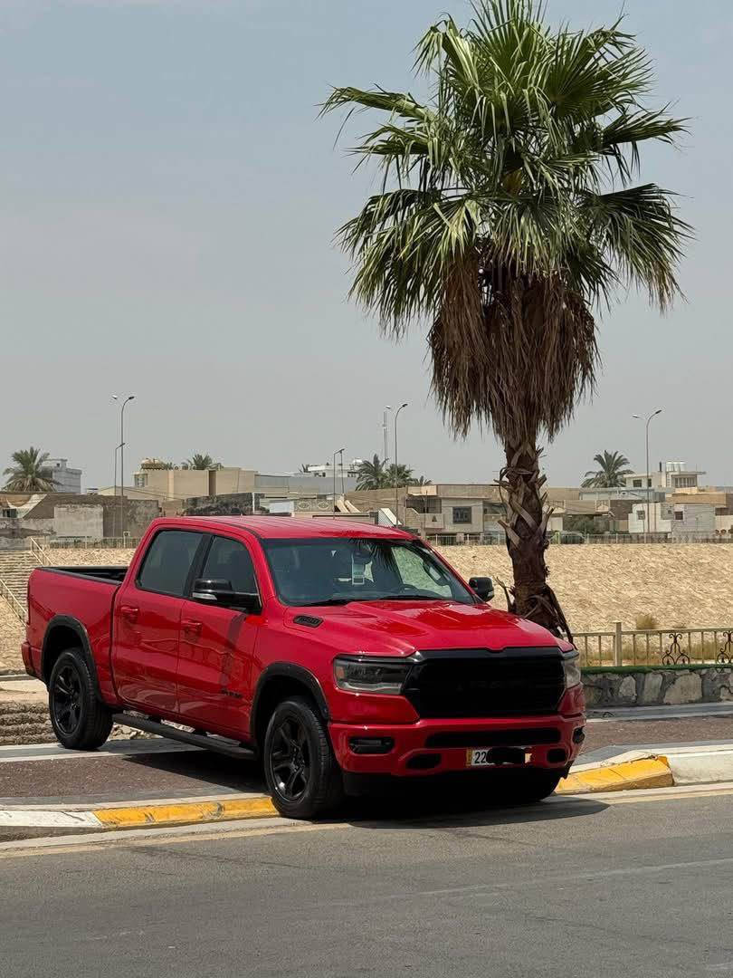 سلام عليكم دوج رام 
موديل ٢١
مكينة ٥٧٠٠
١موصفات توقف ذاتي 
٢ردرات
٣كشنات جلد
نضام ايتو أورك تقليل وقود
بعد بيه هواي موصفات 
رقم اربيل 
مكان السياره بغداد 
*********** بغداد, العراق
