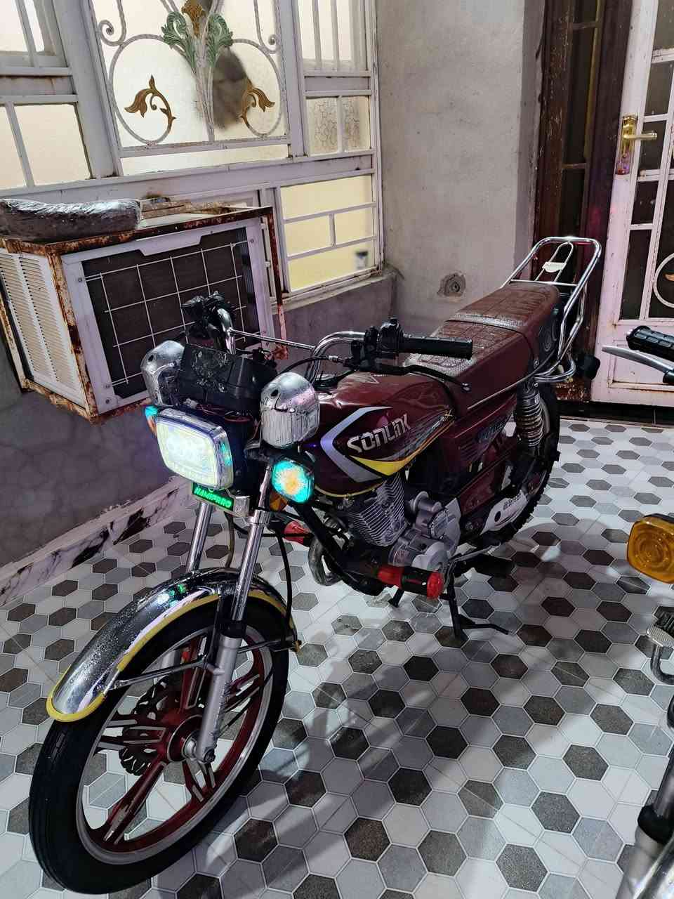 السلام عليكم
لبيع دراجه سيفان 23 باب اول ختم سونلك 
حلوه مرتبه كامله مابيهه نقص مثل متشوف گدامك نضيفه بشكل ورقه كارتونيه 
وياله عدلات تايرات نضاف كهربائيات كامله 
محرك مامفتوح مكفوله من كلشي 
سعر 525 وبيهه مجال للشراي 
مكان سراجق طريق دلئ عباس 
رقم ***********
