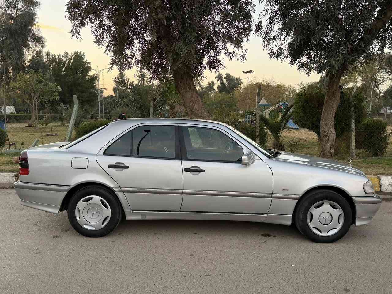 للبيع فقط مرسيدس C 200 موديل 2000 اصل وارد اليابان دخول جديد ادوات بدون رقم حديده كلك 
محرك 4 سلندر خراطيم وكير D4 
و  حداديته تبريد تدفئه كهربائيات داخل كله على وضع الشركه برغي ممفتوح بيه شرط الفحص وسياره جاهزه من كل نواحي تخم تاير باتري منظومه بنزين 
ادامه زيوت فلاتر كله جديد
كتلوكات الشركه والعده وكل غراضه موجوده كبات بعدها جدد 
موصفاته معروفه  بصمه مو سويج جام اوتو اخضر مري شفط صاج مطعم 
سيدي جنجر 12 قرص  تجاوي كهرباء بطاين ايرباك   الخ ... 

مكانه بغداد الاعظميه 
والسعر 43 ورقه وبيه مجال بسيط 
الاتصال رجاء فقط ***********
