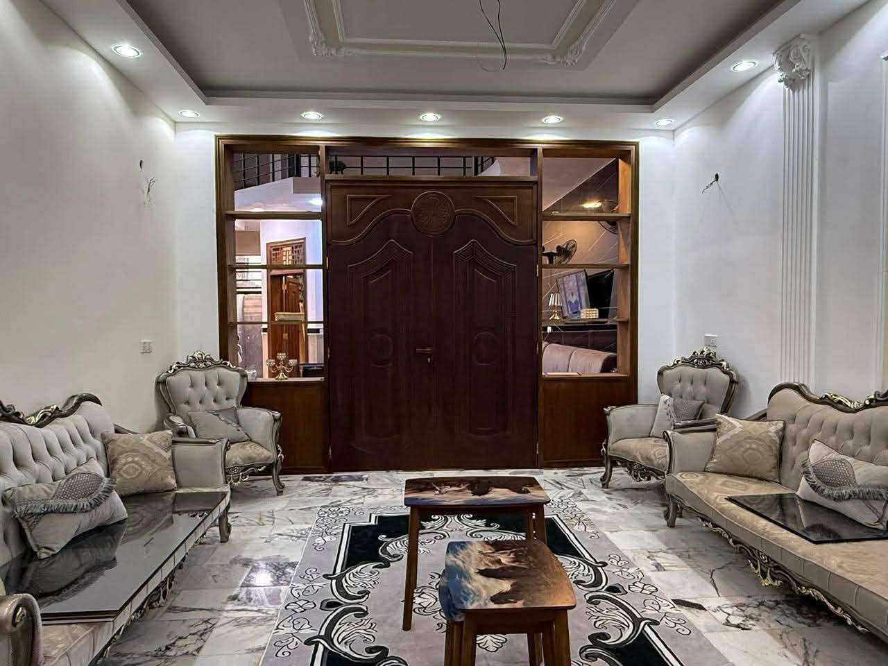 دار للبيع درجه اولى
بناء حديث 
زوير الغربي شارع غسل السيارات 
المساحه ٢٠٠متر الواجهه ١٠متر نزال ٢٠ متر
ركن
يحتوي على ٣غرف نوم وصاله وكلدور ومطبخ ومجمع صحيات 
للاستفسار ***********سيد علي 
مكتب 🏢 الوسيط 
الأرضيه مرمر
