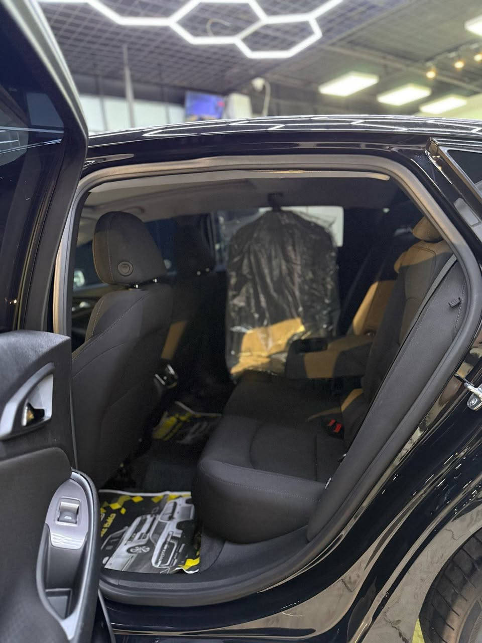 سلام عليكم 
ماليبو موديل ٢٠٢٤ وارد حادثها موضح بالصور جاملغ امامي وبيها بارد فوگ الهلال جاملغ خلفي
لون اسود بي شذره ذهبيه 
السياره فئه LT  بس مواصفات ال LT2 
بس السياره كلش مفوله ونضيفه حيل 
السياره بيها :- 
بانوراما
بصمة تشغيل بصمة أبواب 
تحكم ستيرن جهتين 
تحديد مسار 
رادار امامي 
حساس خلفي
سايد بريك بصمه 
تدفئه كشنات 
لايت زينون 
لد نهاري 
السياره عليها بولش وطبقتين ماده النانو 
السياره كلش حلوه احلا من الصور بهواي 
السياره مفوله 
ماشيه 14mi الف
رقم السياره شمالي اربيل بسمي شرط اريد تحويل مباشر السعر ١٦٠ مكاني كربلاء الاتصال ***********
