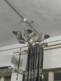 ثريات • واحدة مكسورة
