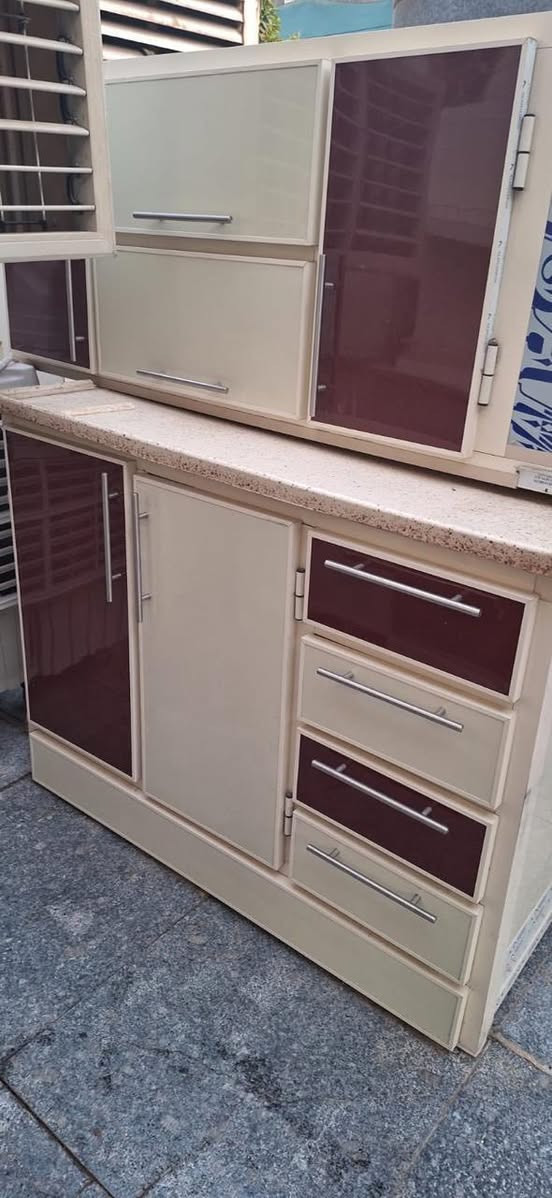 كاونتر مع ملحق 5 متر مع طباخ وشافطه دهون وفرن جديد ما مستخدم غير مره واحده فقط العنون كربلاء سيف سعد السعر مليونين ونص وبي مجال *********** واتساب
